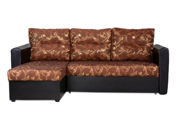 Диван кожаный Амстердам Угловой диван «Амстердам» крупный вензель на коричневом фоне и коричневый кожзам
